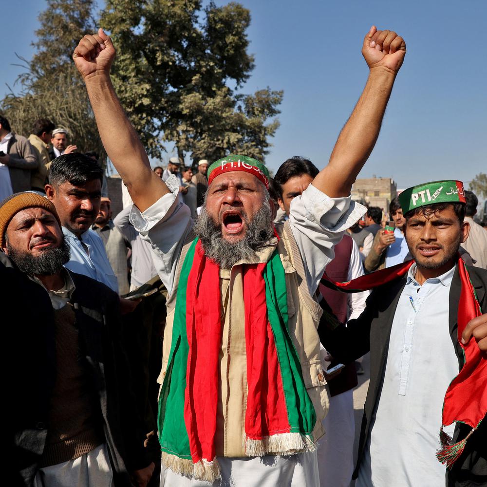 überraschung in pakistan: getreue von inhaftiertem ex-premier khan liegen bei wahl offenbar vorne