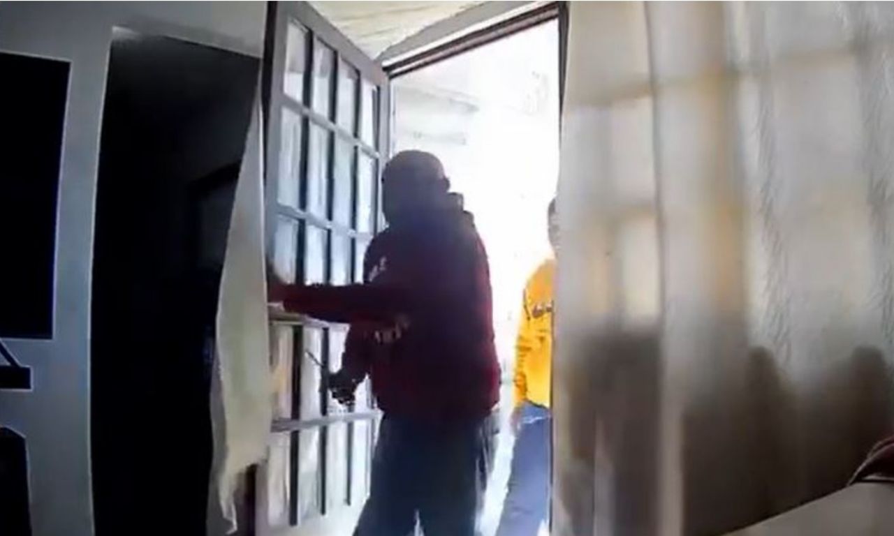 ¡hasta la cobija se llevaron! exhiben en video a ladrones que entraron a robar a casa en chalco en edomex