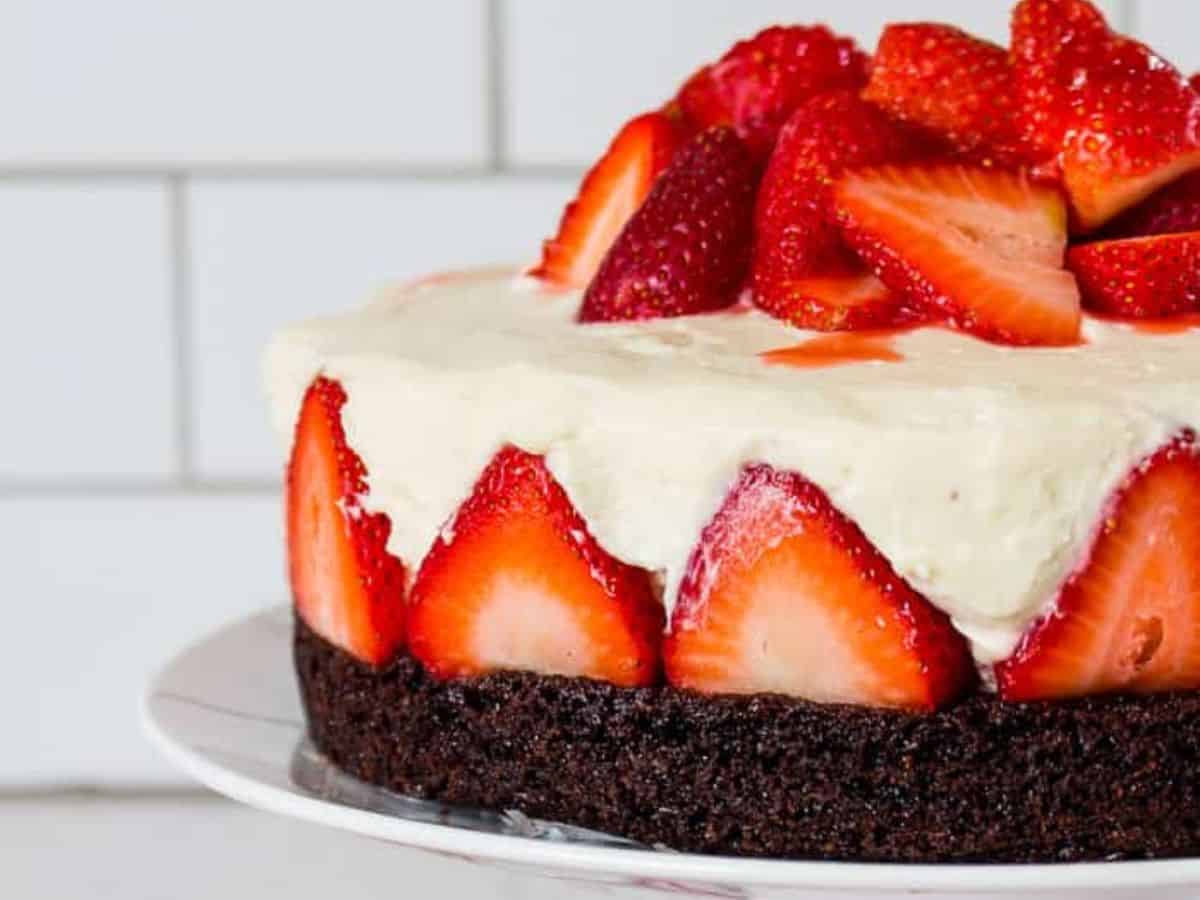 <p>Try making a fancy dessert that’s actually really easy: Strawberry Brownie Cheesecake. Your family will love it.</p> <p><strong>Get the Recipe: <a href="https://inspirationformoms.com/strawberry-brownie.../">Strawberry Brownie Cheesecake</a></strong></p>