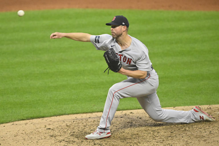 Two-time Cy Young-winning pitcher announces retirement