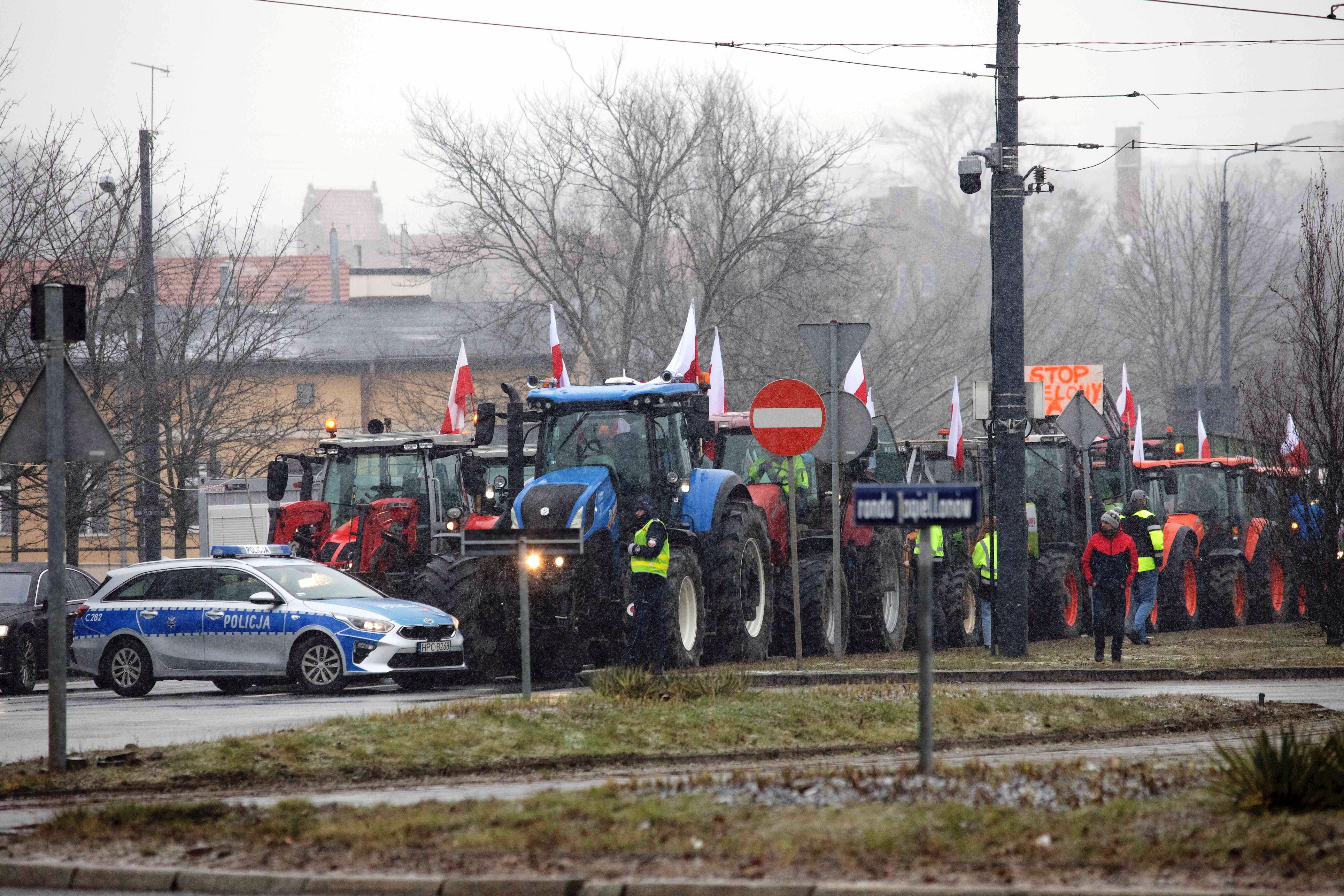 bydgoszcz. szubienica na strajku rolników. powiesili kukłę ze zdjęciem ursuli von der leyen