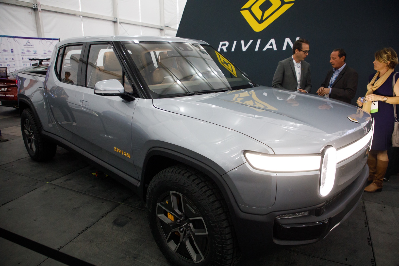 rivian reduce sus precios ante el enfriamiento de la demanda de autos eléctricos en ee.uu.
