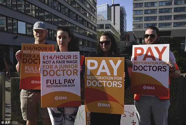 how much do junior doctors earn? salary, earnings and pay scales explained