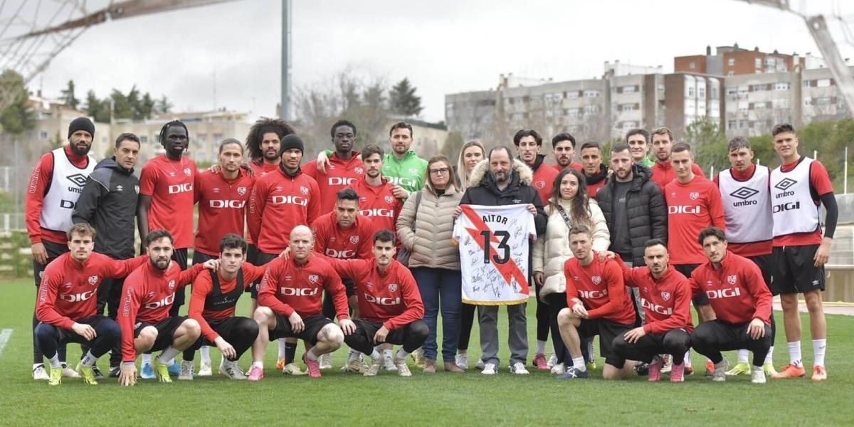 La Plantilla Del Rayo Vallecano Rinde Homenaje A Aitor