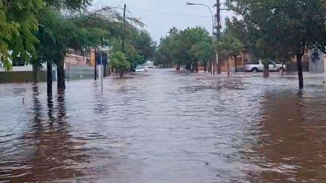 se inundó un pueblo en el interior de córdoba y el intendente autorizó a romper una ruta para drenar el agua