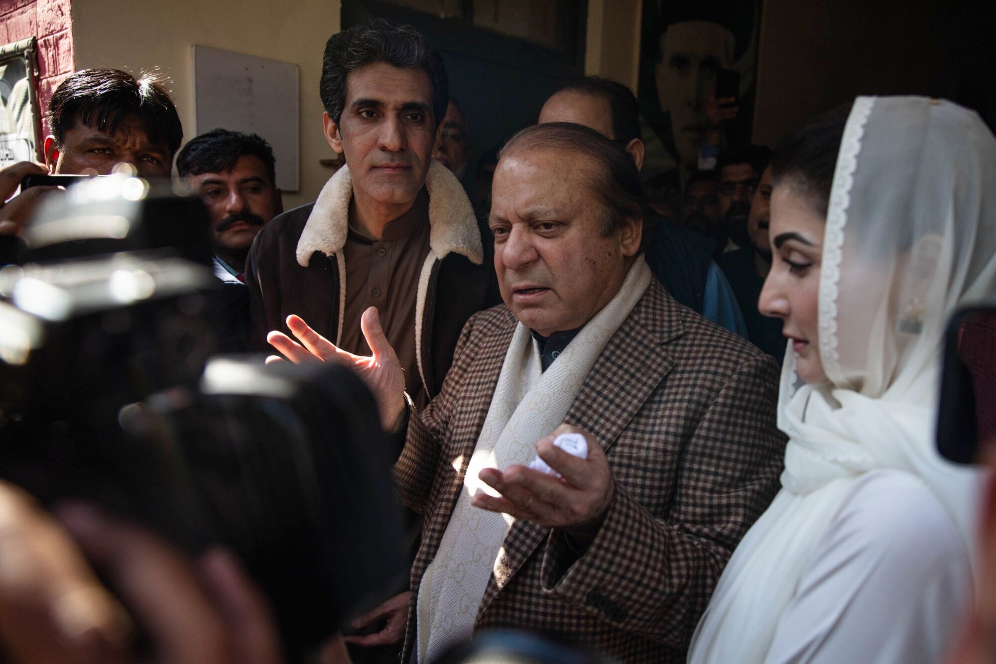 sharif party to hold talks with rival on pakistan coalition