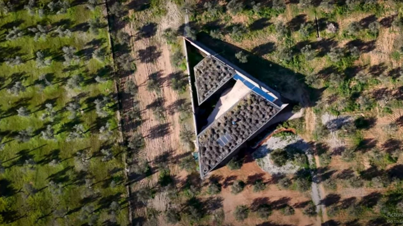 τρίγωνο σπίτι: το αρχιτεκτονικό αριστούργημα στα μέγαρα- δείτε βίντεο