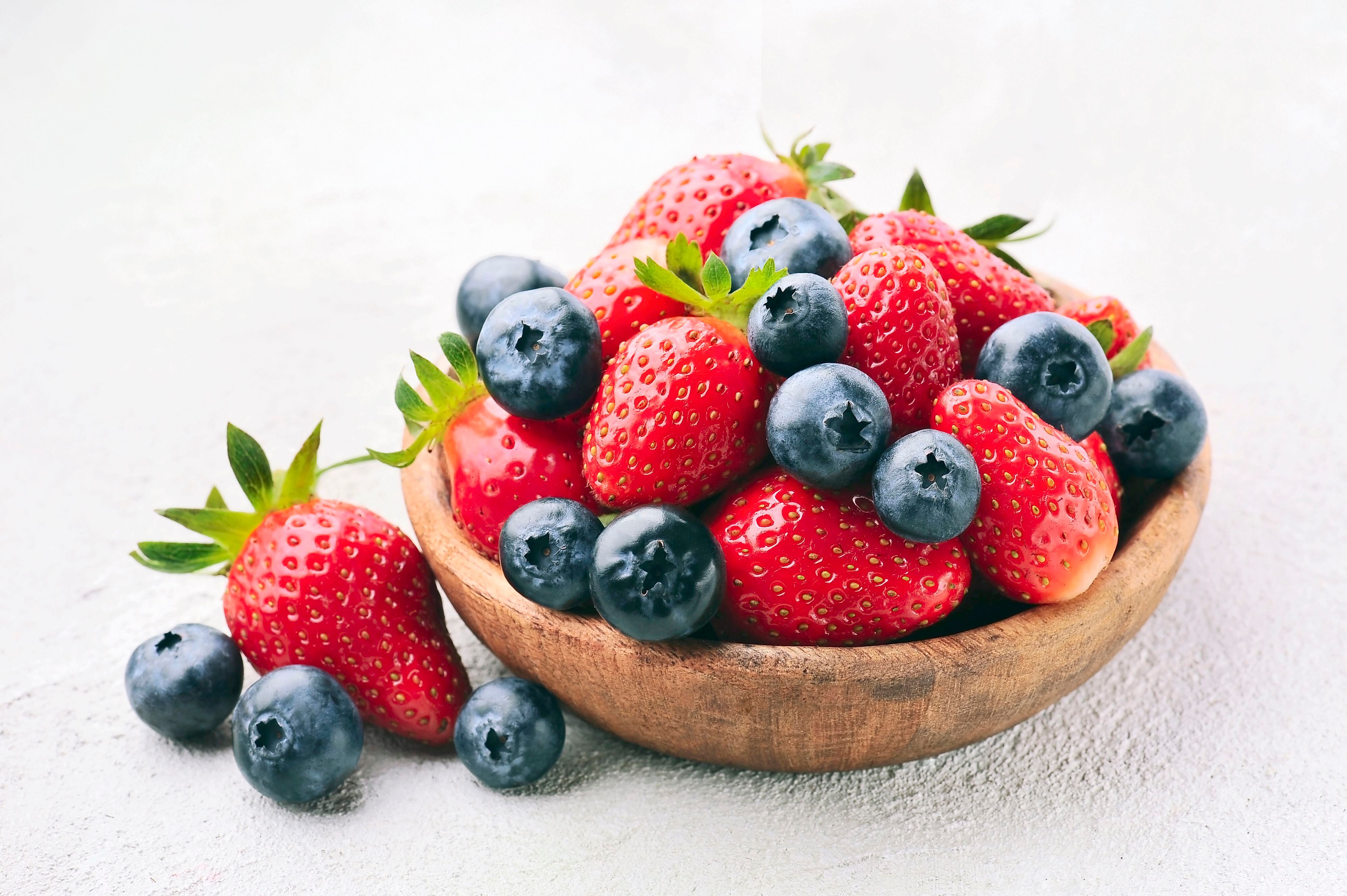 beneficios de comer fresas y arándanos: ¿cuál tiene más azúcar? nutricionistas responden