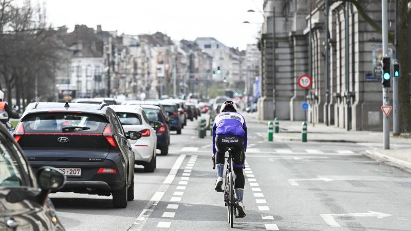 déplacement à vélo : le parlement bruxellois favorable au recours à la « poignée hollandaise »