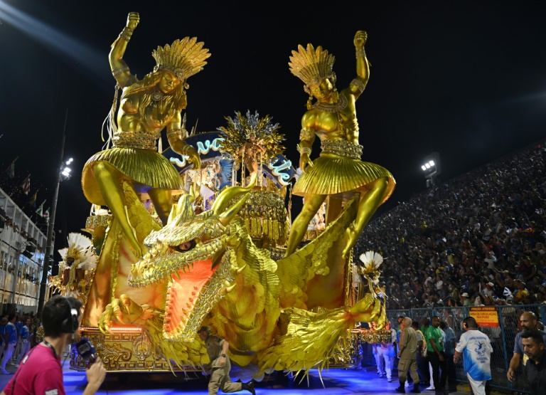 'o carnaval chegou': magia dos desfiles começa no rio