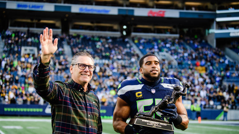 Bobby Wagner wins Art Rooney Sportsmanship Award at NFL Honors