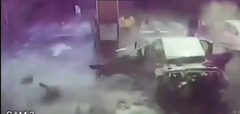 fotos y video explosión de auto en gasolinera exhibe a mujer policía con cargamento de droga