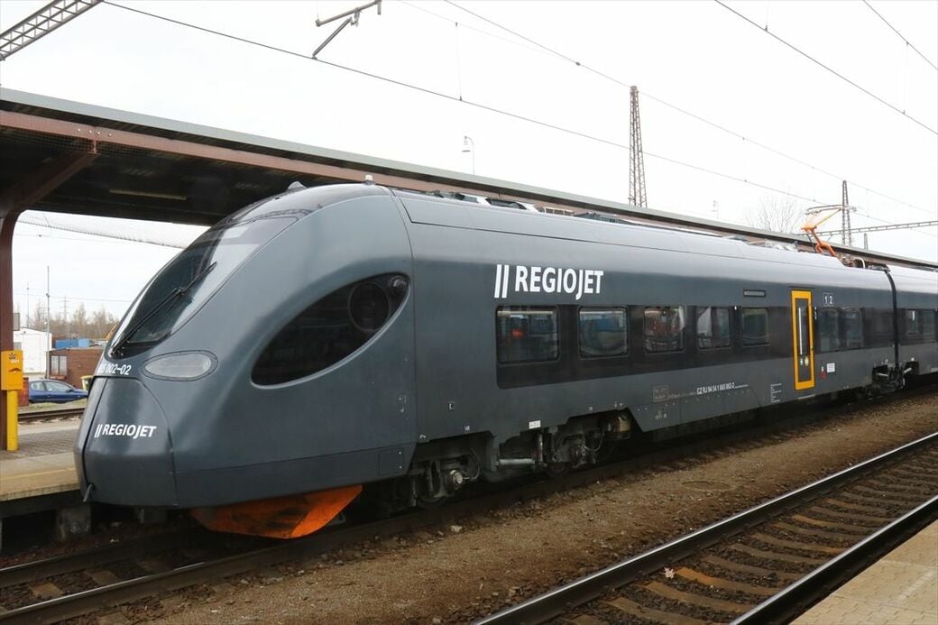 チェコに登場､欧州初｢中国製電車｣数々の問題点 長期間認可出ずやっと運行､見かけは立派だが