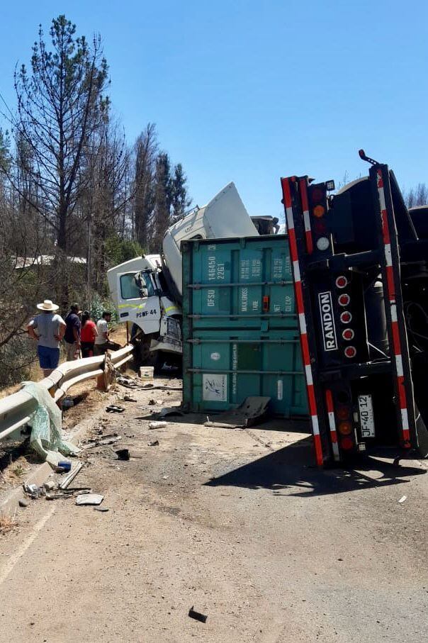 fuerte colisión de camiones deja a dos fallecidos y ocasiona incendio forestal en ruta de la madera