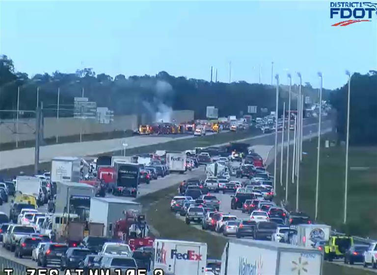 Small plane reported hits multiple cars after landing on I-75 near Naples