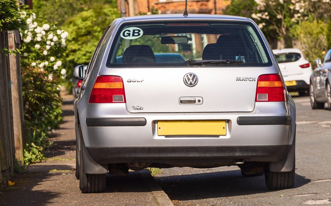 parking on pavements must be banned across england, councils’ report urges