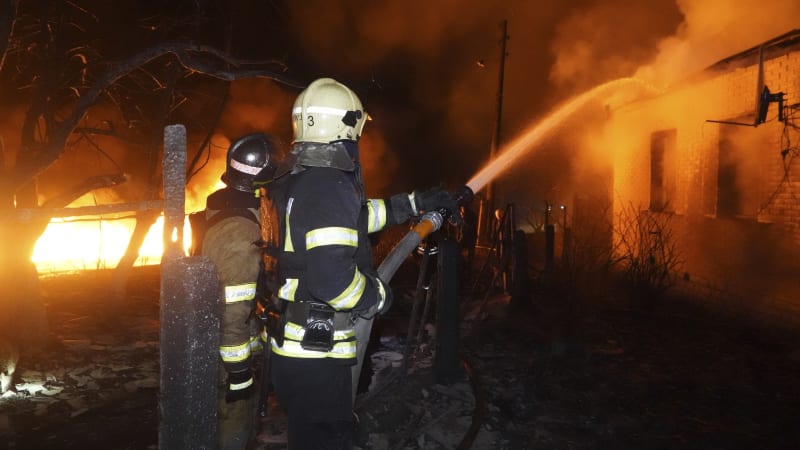 moskva bojuje s velkým požárem v centru. plameny zachvátily sídlo „leninových“ novin