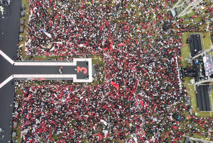 foto udara: pendukung ganjar-mahfud penuh sesak di kampanye pamungkas semarang