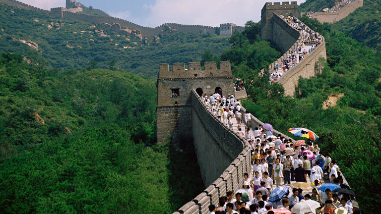Millones de turistas al año visitan la Gran Muralla China.