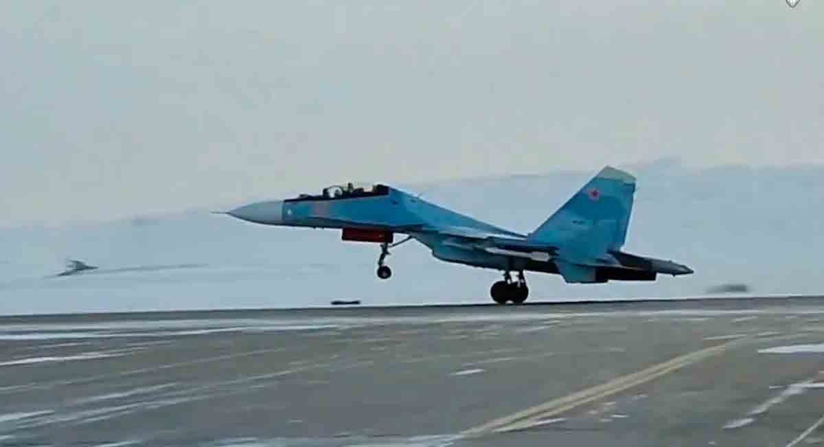 video: zwei strategische bomber tu-95ms der russischen luft- und raumfahrtstreitkräfte führten einen flug an der grenze zu den usa durch