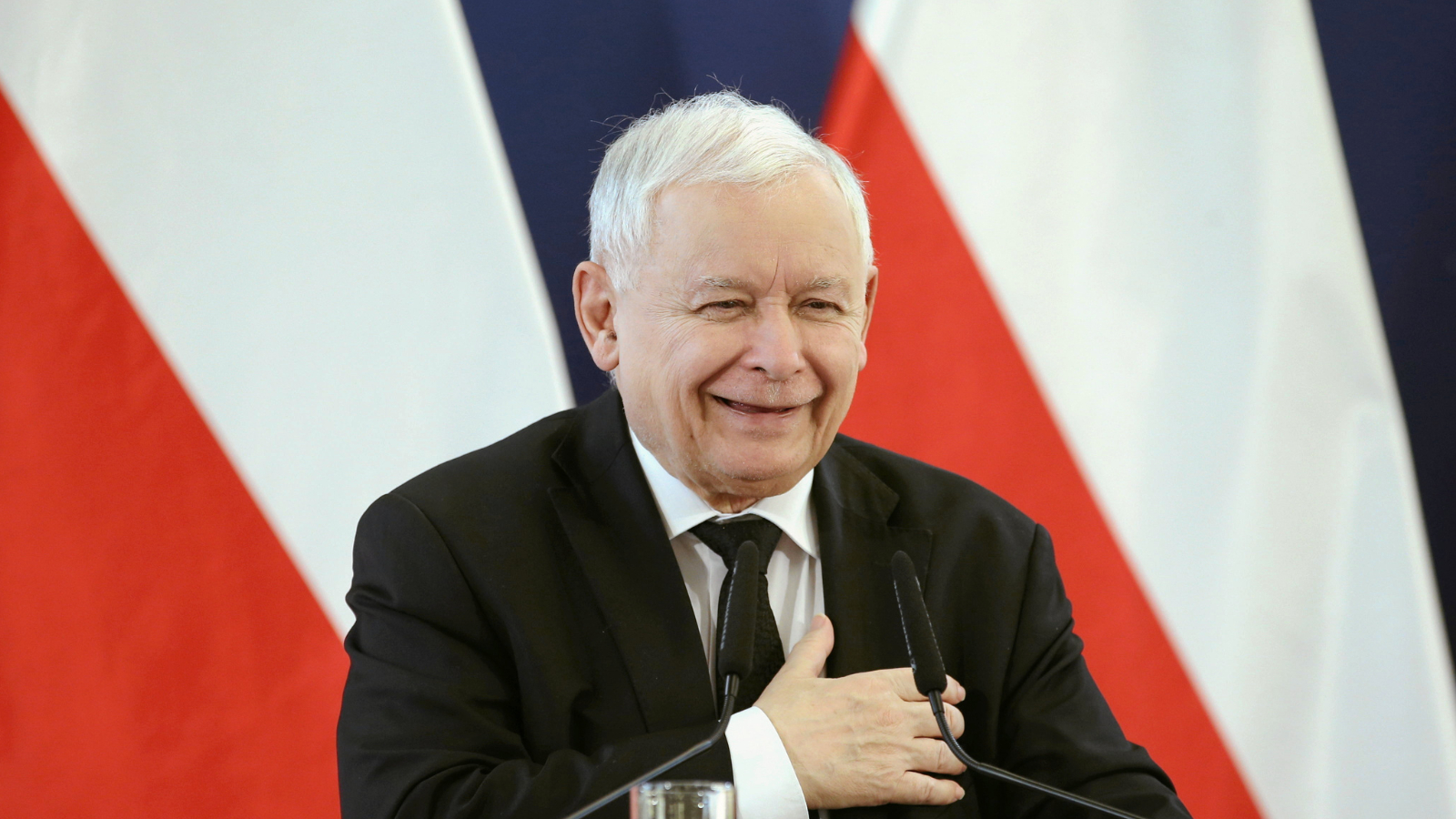 niewybredny żart kaczyńskiego o tusku i ministerkach: może jest umysłowo bliski tym paniom
