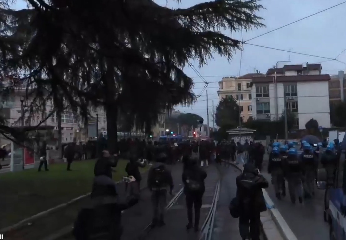 ilaria salis, scontri al corteo di studenti e anarchici a roma: manifestanti bloccati davanti all'ambasciata di ungheria