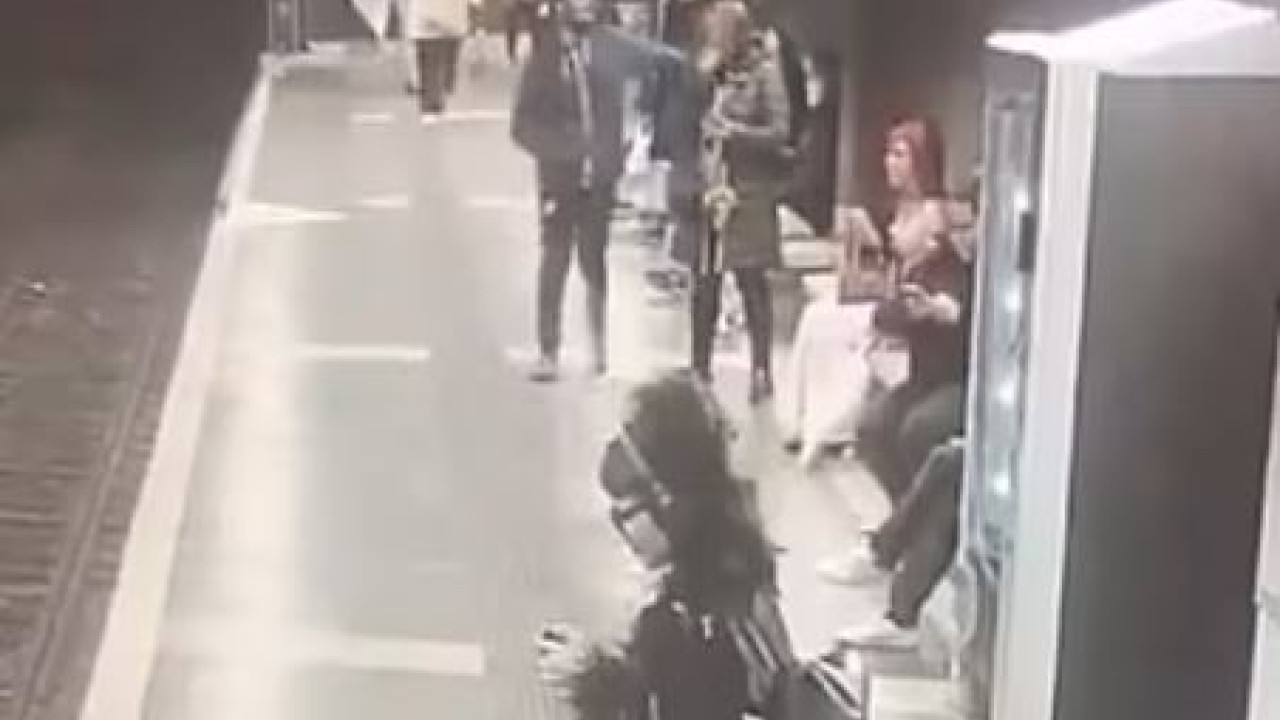 σοκ: άνδρας επιτίθεται σε γυναίκες που περιμένουν το μετρό στη βαρκελώνη – δείτε video