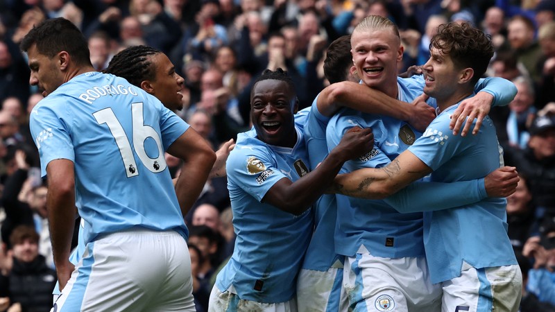 erling haaland double sinks everton as champions manchester city go top