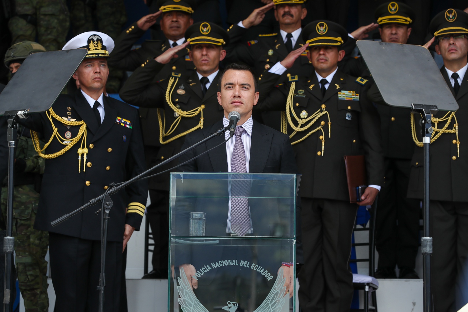 el presidente de ecuador convoca a una consulta sobre seguridad, justicia, inversión y empleo