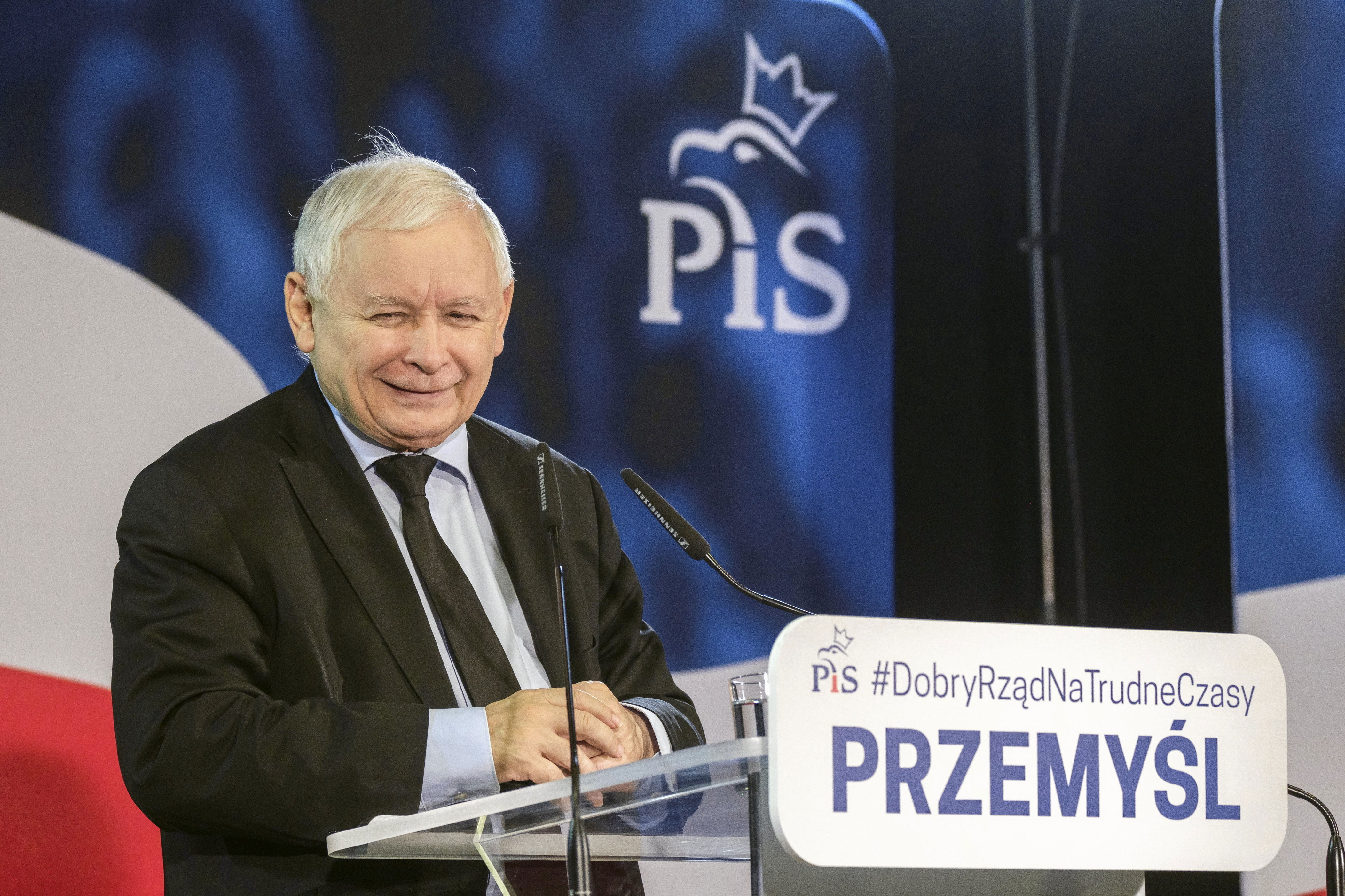 niewybredny żart kaczyńskiego o tusku i ministerkach: może jest umysłowo bliski tym paniom