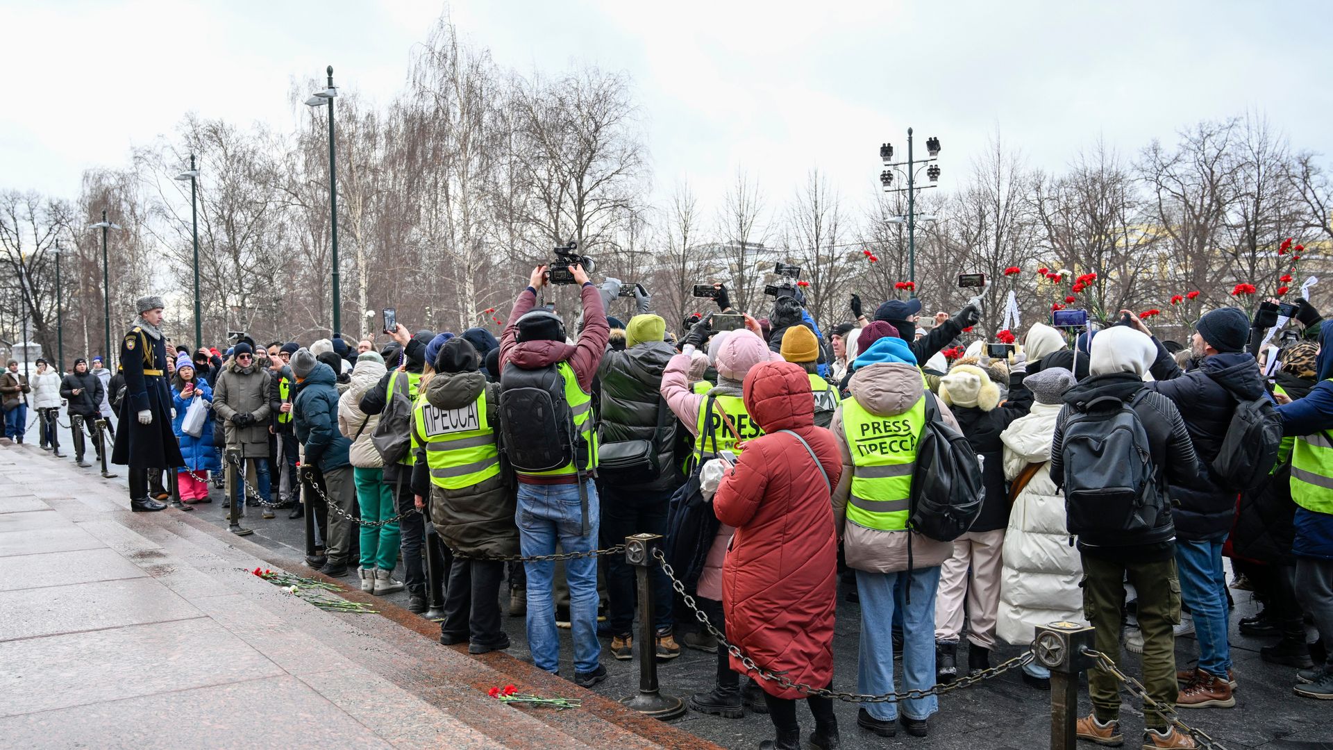 russland: sicherheitsbehörden suchen journalisten zu hause auf - vor frauen-protest in moskau
