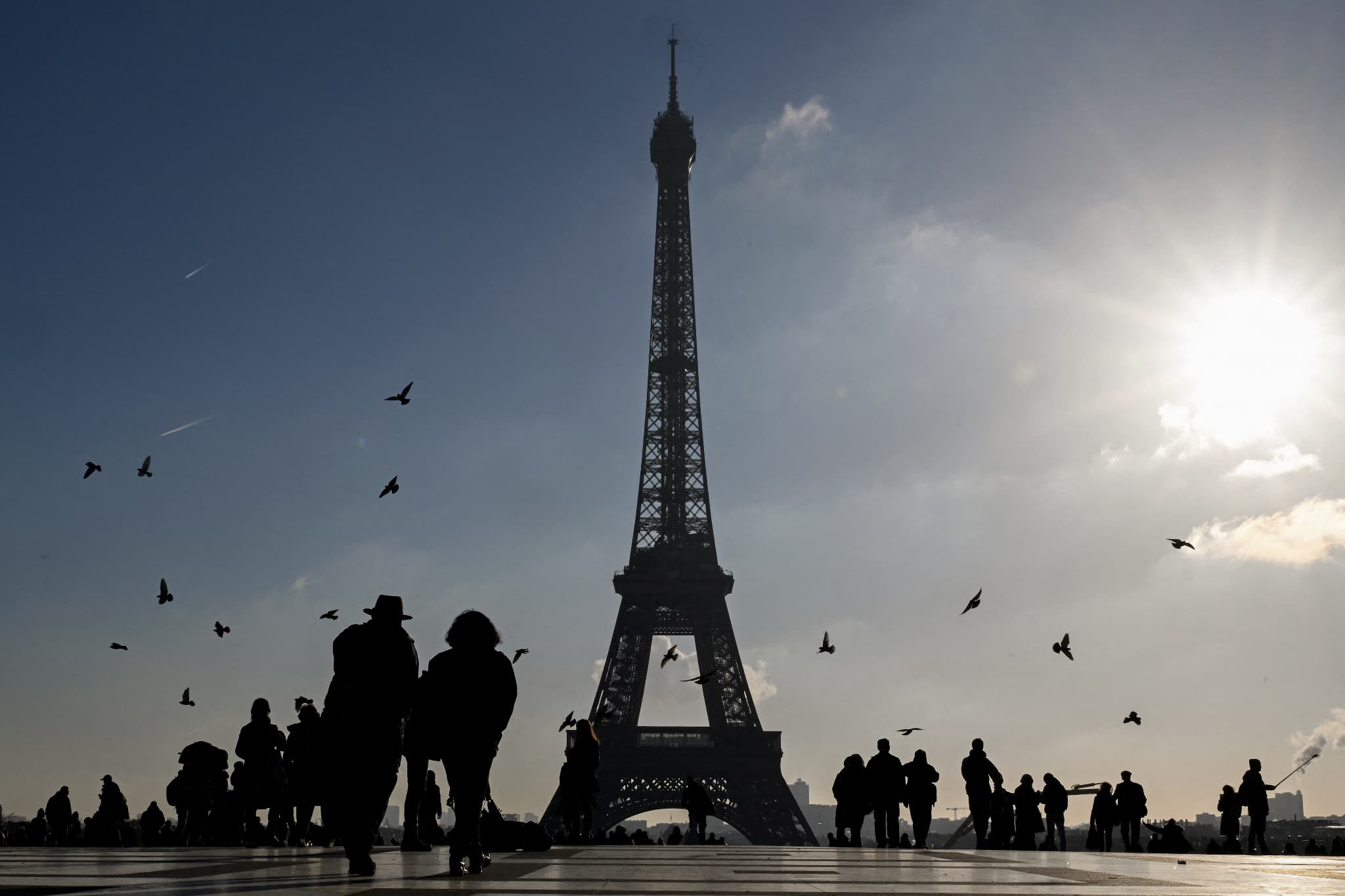 paris: la tour eiffel de nouveau fermée ce mardi, la grève du personnel reconduite