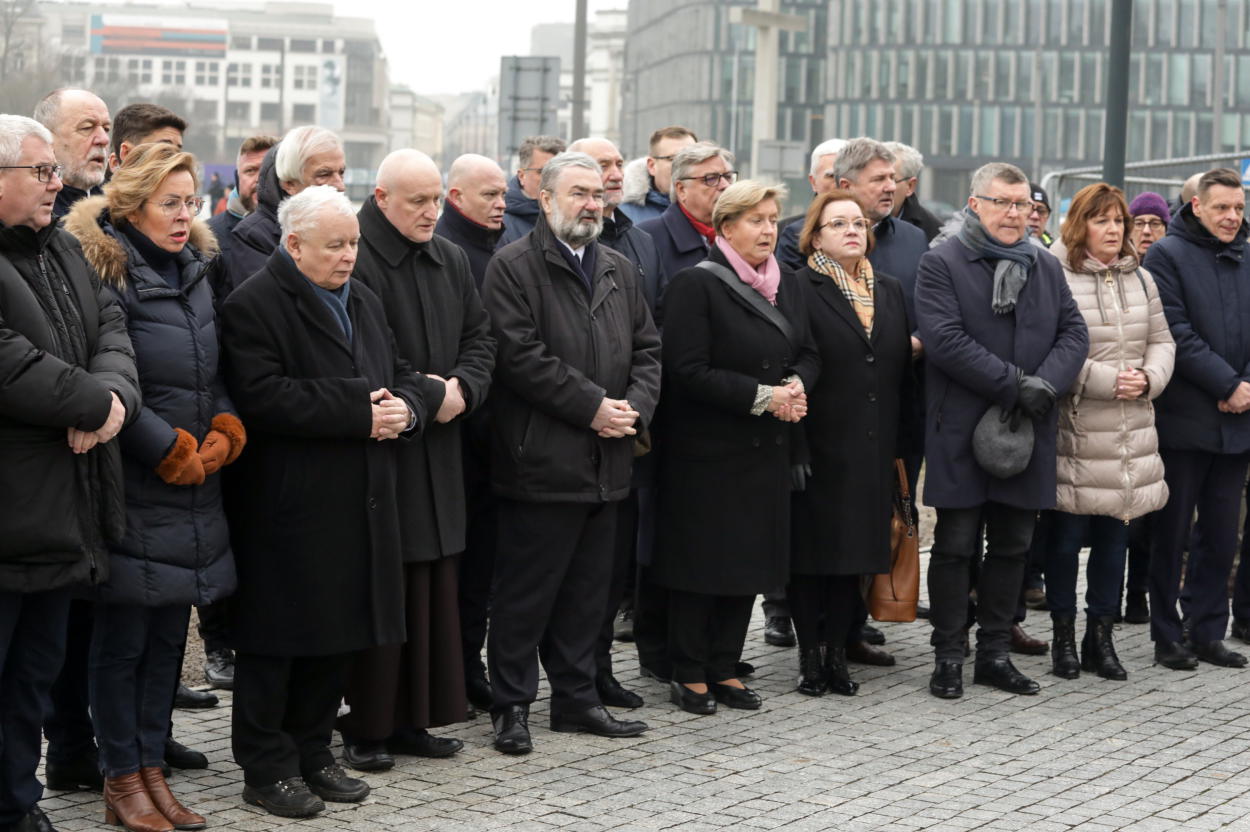 politycy pis uczcili pamięć ofiar katastrofy smoleńskiej