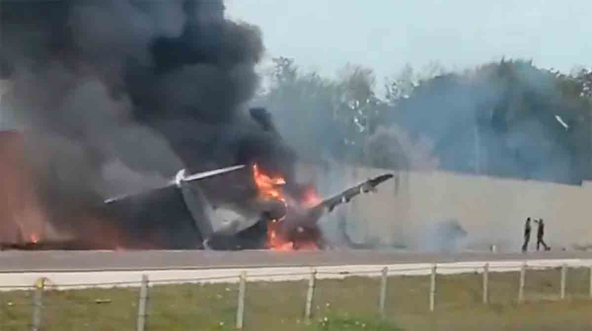 video: passagierflugzeug explodiert in flammen auf der autobahn bei naples, florida