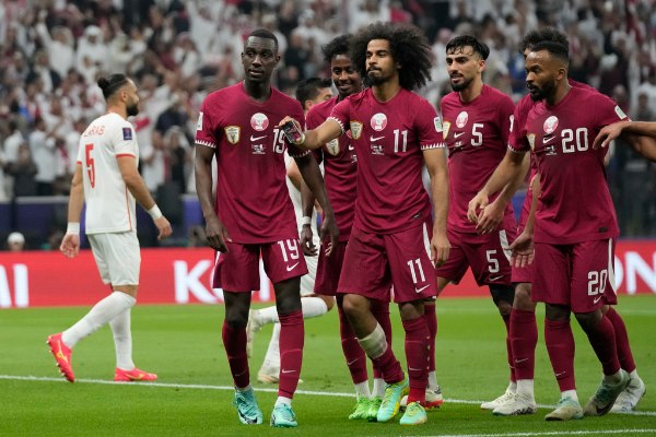 jugador de qatar realiza mágico festejo tras anotar en la final de la copa de asia