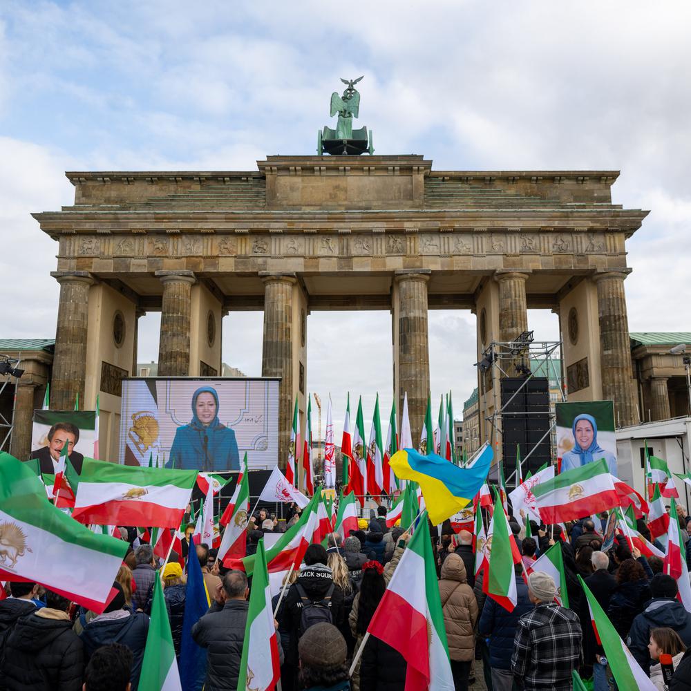 anti-iran demonstration in berlin: hunderte protestieren vor dem brandenburger tor gegen das mullah-regime