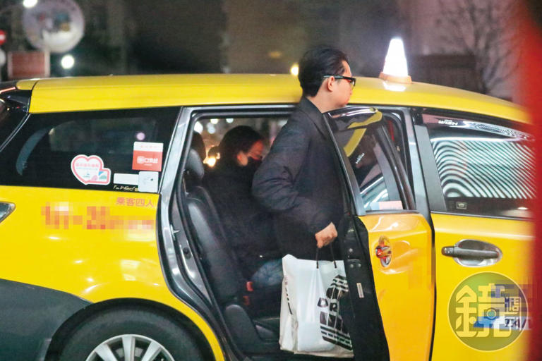 本刊直擊張鈞甯與柯汶利同坐計程車約會。