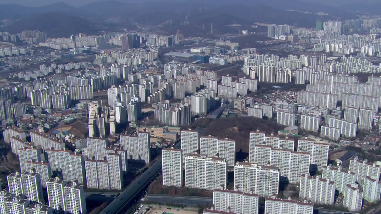 서울 인구 10년간 86만 명 순유출...높은 집값에 떠나