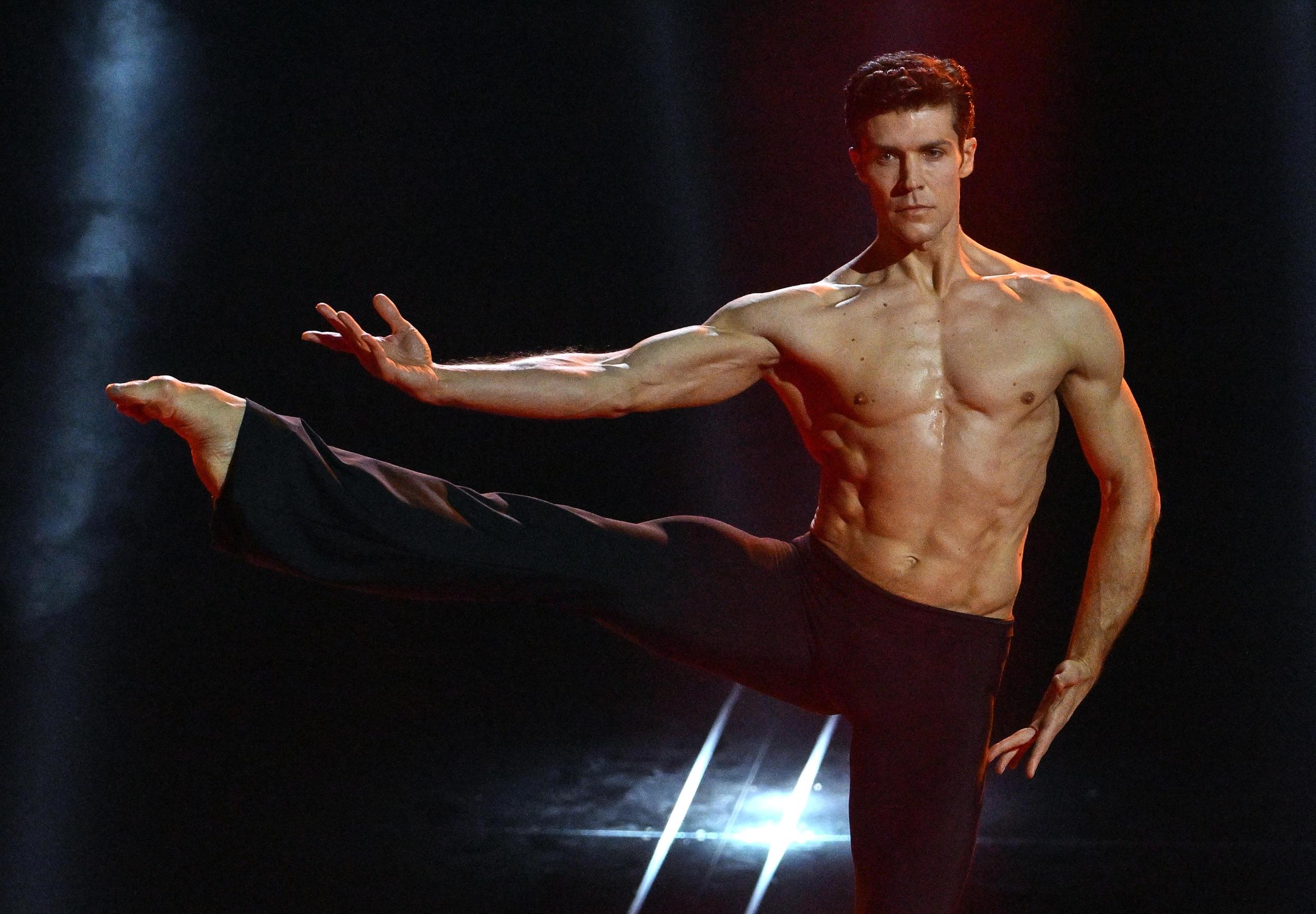 Roberto Bolle Incanta L’Ariston Sulle Note Del ‘Bolero’