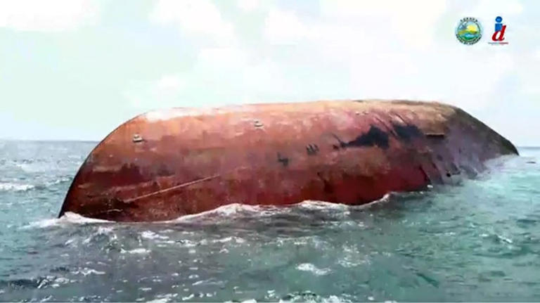 Mystery shipwreck washes up at beach and causes ‘disaster’ oil spill