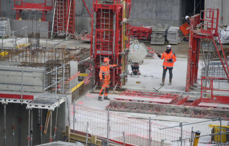 L’homme détourait les armatures qui tiennent les piliers en béton du dernier étage de la tour quand l’une d’entre elles s’est décrochée, indique BFM Paris. Chantier de la Tour Triangle à Paris.