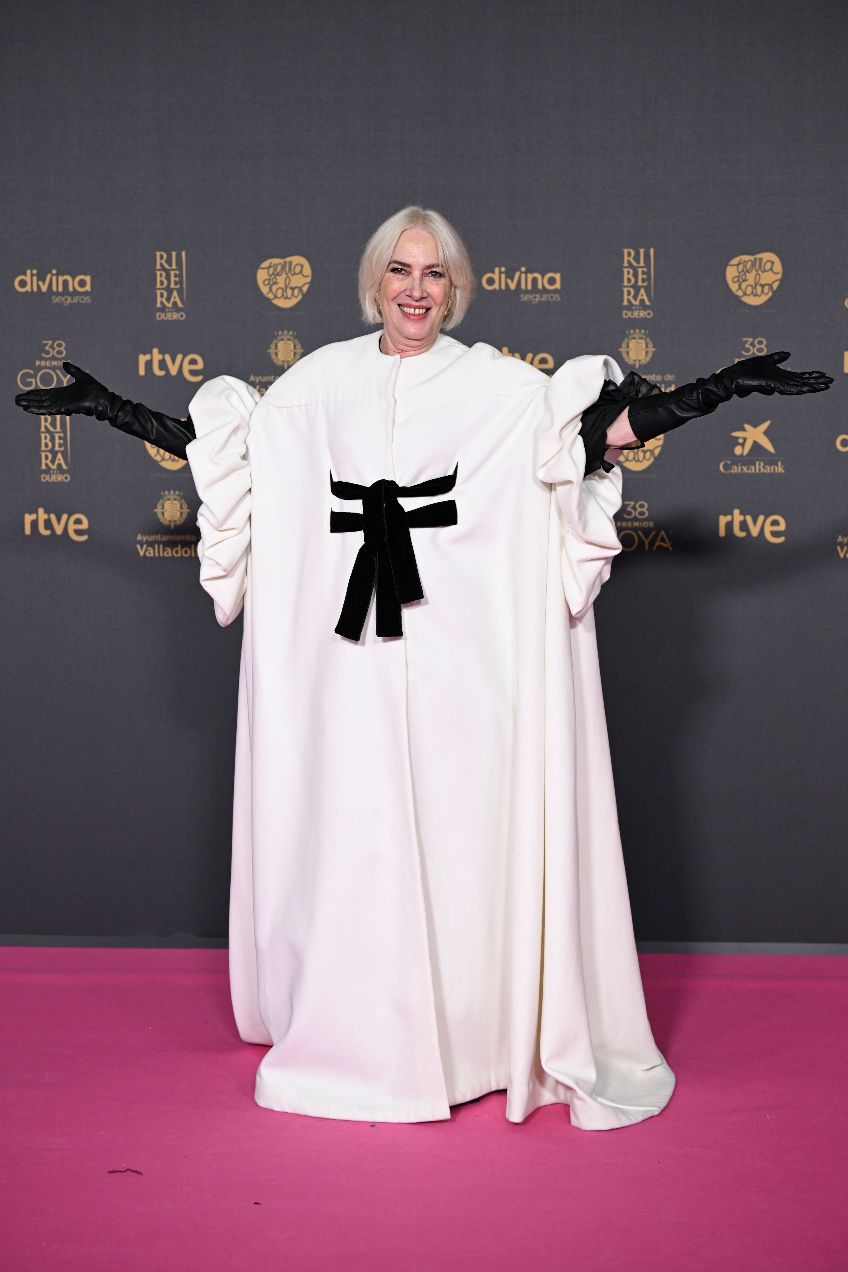 penélope cruz deslumbra vestida de chanel alta costura en los premios goya 2024 (y del brazo de pedro almodóvar)