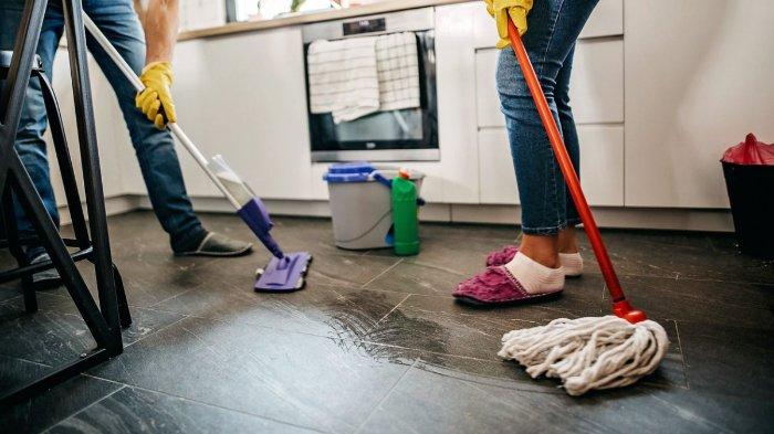 7 tips membersihkan lantai dapur berminyak setelah memasak,kembali kesat sekaligus bebas bau
