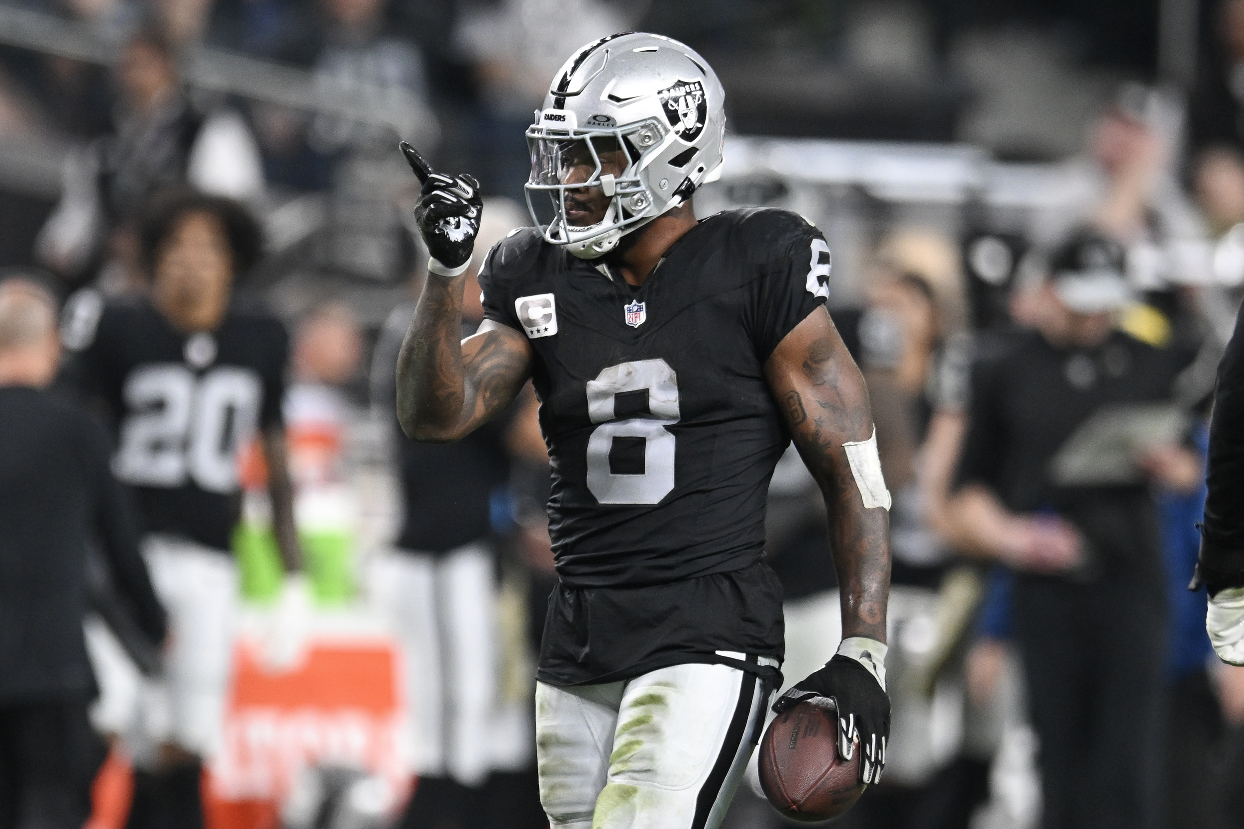 raiders remain interested in re-signing offensive star