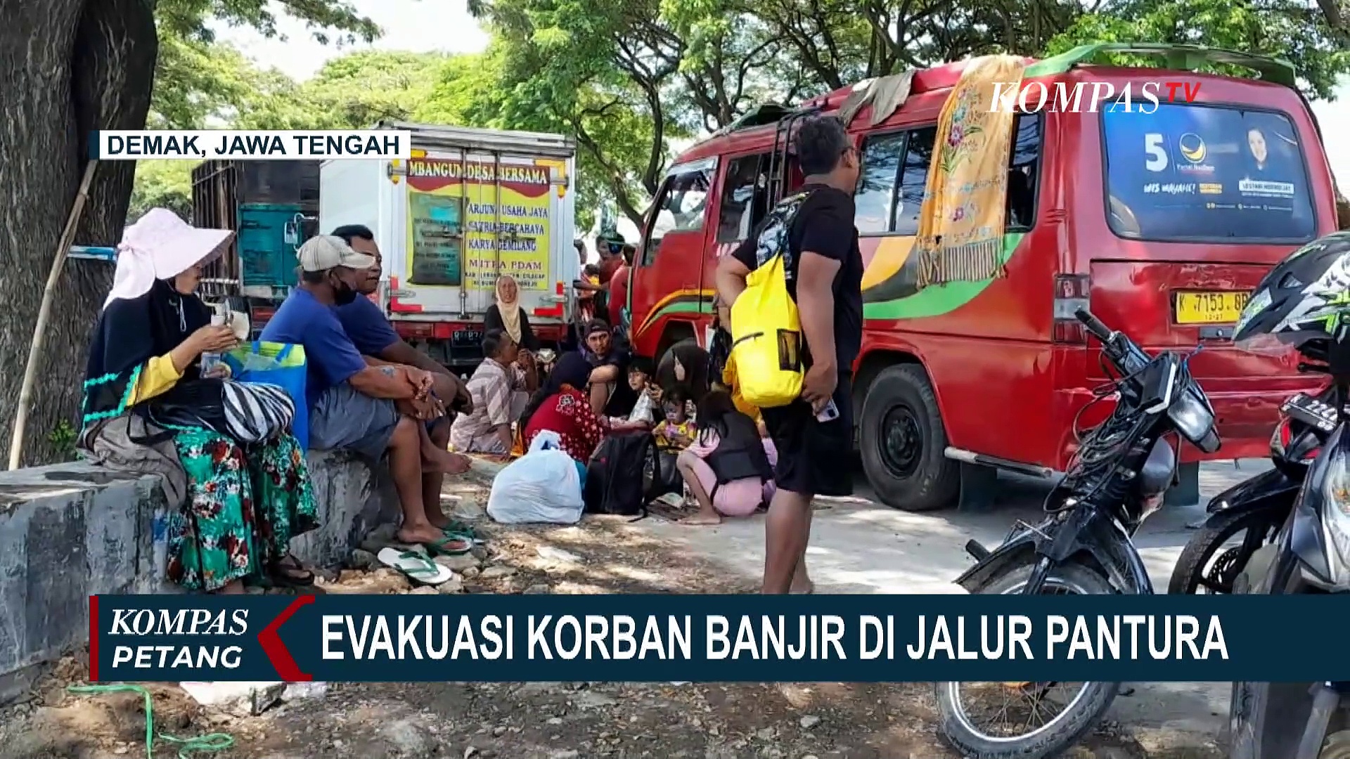 Hingga Sore Ini Banjir Masih Merendam Jalur Pantura Demak, Proses ...