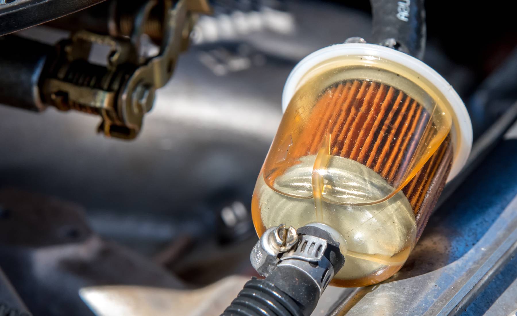 soluciones rápidas y seguras: cómo actuar si dentro del coche huele a gasolina