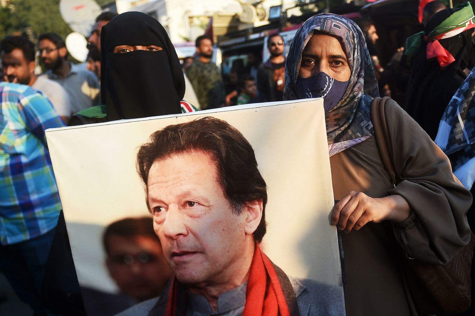 pakistan: unterstützer inhaftierten ex-premiers khan gewinnen parlamentswahlen