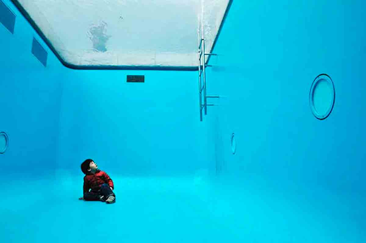 video: argentijnse kunstenaar creëert een illusoire zwembad met slechts 10 cm water