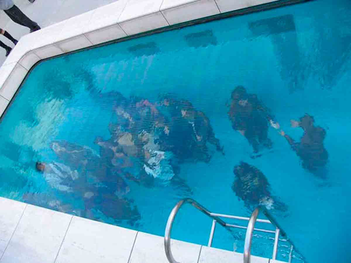 video: argentijnse kunstenaar creëert een illusoire zwembad met slechts 10 cm water