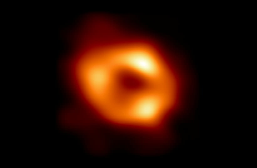 el agujero negro galáctico curva espacio-tiempo y parece un balón de fútbol